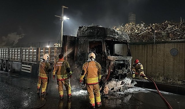 Hatay'da hurda yüklü tır alevlere teslim oldu
