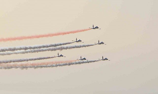 Hatay'da Türk Yıldızları'nın gösterisi hayran bıraktı