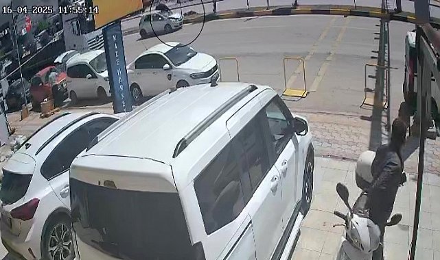 Hatay'daki ölümlü kazada 2 kadının metrelerce havaya uçtuğu anlar kamerada