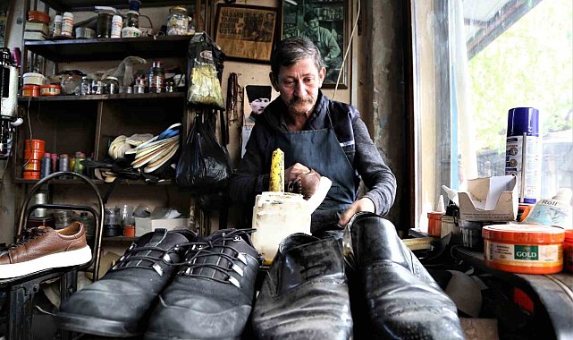Hayatını ayakkabı tamir ederek kazandı