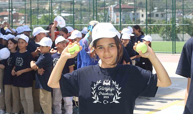 Haydi Tenise projesi deprem bölgesinde eş zamanlı başladı