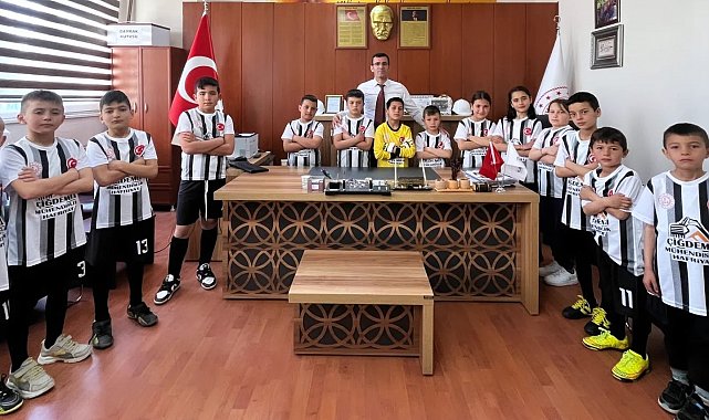 Hayırsever işadamı okul futbol takımını sevindirdi