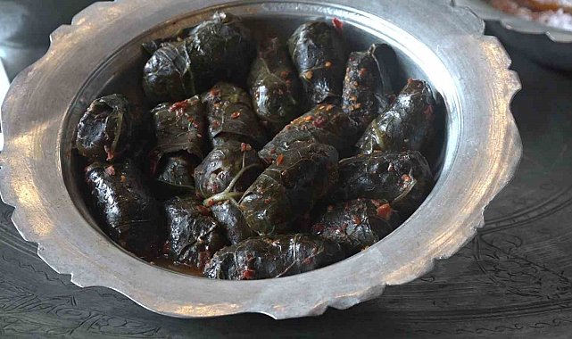 Hazırlanışı uzun, tüketimi kısa süren lezzet: Etli karalahana sarması