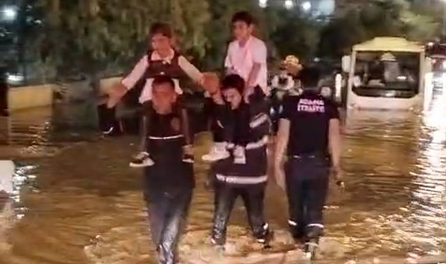 Her yağmurda yolların göle dönmesine vatandaş isyan etti