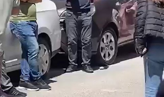 Herkes panik haldeyken bardağıyla sokağa çıkan adam çayını yudumladı