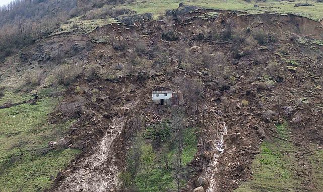 Heyelanın ortasında kalan ev facianın boyutunu ortaya çıkardı