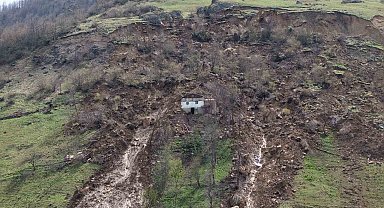 Heyelanın ortasında kalan ev facianın boyutunu ortaya çıkardı