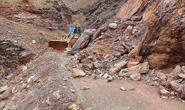 Heyelanlı yollar temizleniyor