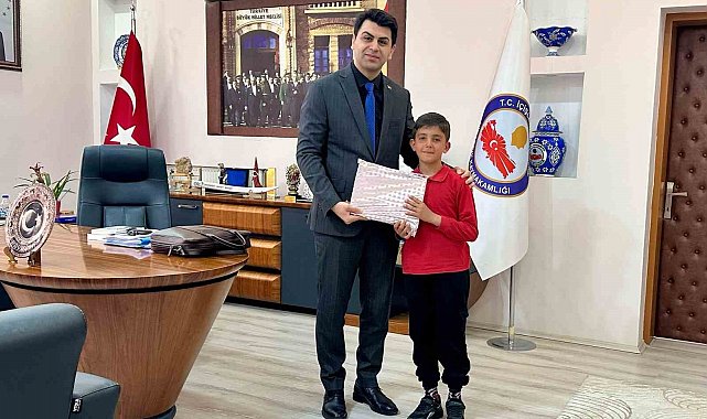 Hisarcık Kaymakamı Bahar, yarışmada il birincisi olan öğrenciyi ödüllendirdi