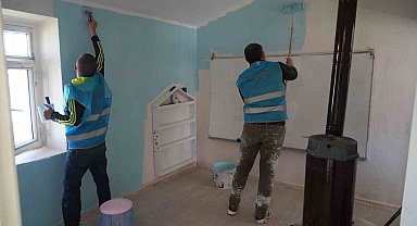 Hükümlüler 23 Nisan öncesi köy okulunu yeniledi