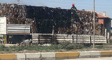 Hurda ve kağıt taşıyan tırın dorsesinde yangın