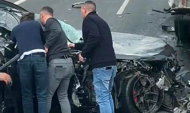 Hurdaya dönen araçtan sağ kurtuldular