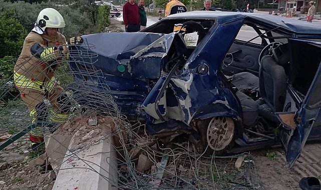 Hurdaya dönen Tofaş'taki 4 kişi yaralandı