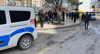 Husumetlisini cadde ortasında bıçakla yaraladı