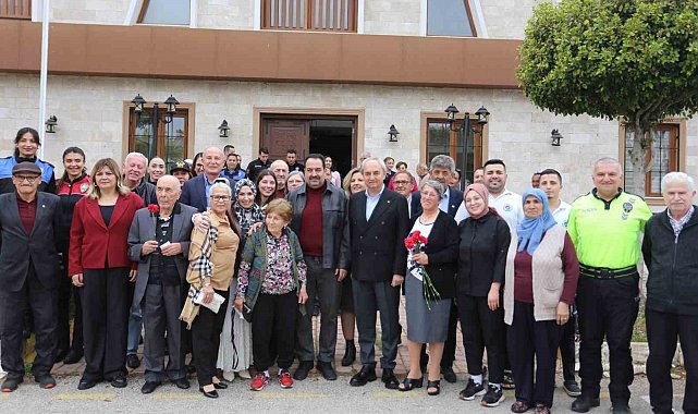 Huzurevi sakinlerine bayram ziyareti