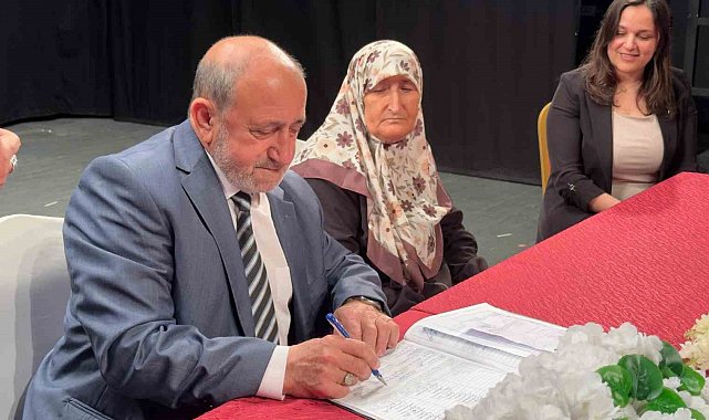 Huzurevinde dünya evine girdiler