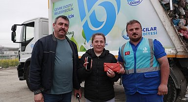 İçinde telefon ve para olan çantasını yanlışlıkla çöpe attı
