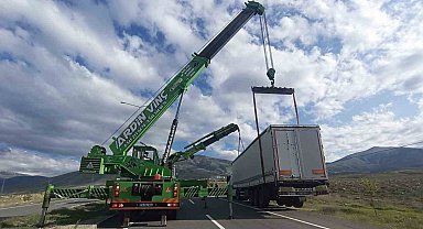 Iğdır'da kontrolden çıkan tır yol kenarında toprağa saplandı