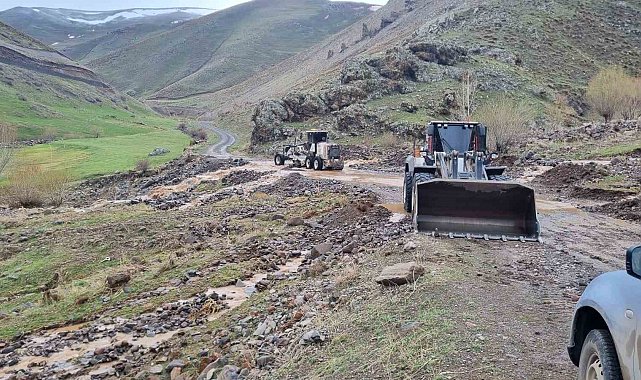 Iğdır'da sağanak yağış sonrası kapanan köy yolları açıldı