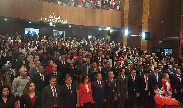 Iğdır'da yağışa rağmen aileler çocukları ile 23 Nisan kutlama programına akın etti