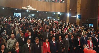 Iğdır'da yağışa rağmen aileler çocukları ile 23 Nisan kutlama programına akın etti