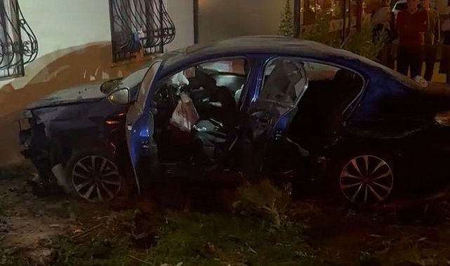 İki araç çarpıştı, biri bahçeye girdi: 9 yaralı