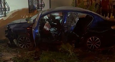 İki araç çarpıştı, biri bahçeye girdi: 9 yaralı