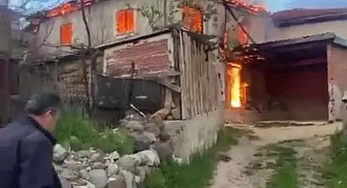 İki katlı ev alevlere teslim oldu