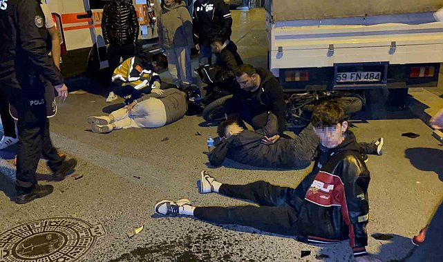 İki motosiklet kafa kafaya çarpıştı, 3 kişi yaralandı: Kaza anı kamerada