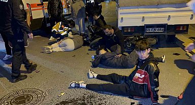 İki motosiklet kafa kafaya çarpıştı, 3 kişi yaralandı: Kaza anı kamerada