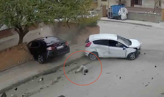 İki otomobil çarpıştı, küçük çocuk camdan fırladı: O anlar kamerada