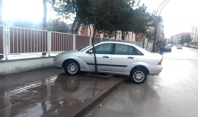 İki otomobil çarpıştı: Yaralanan 14 yaşındaki sürücü, olay yerinden kaçıp hastaneye gitti