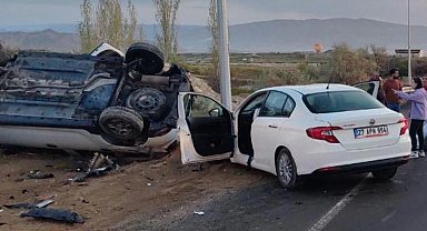 İki otomobil kafa kafaya çarpıştı: 3 yaralı