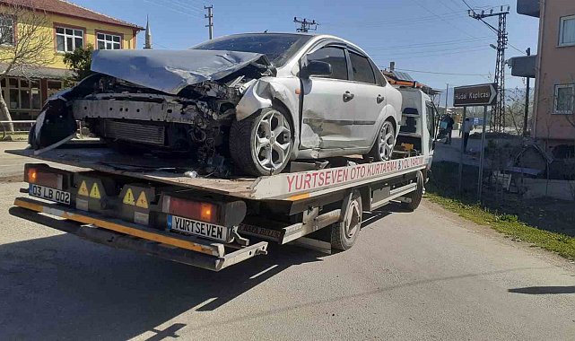 İki otomobilin çarpıştığı kazada 4 kişi yaralandı