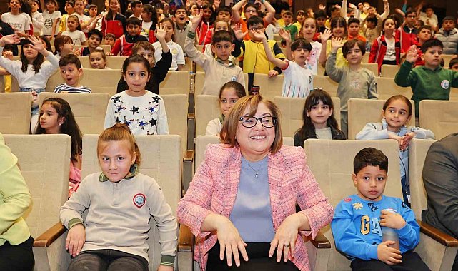 İkinci çocuk tiyatroları şenliğine katılan Şahin, yoğun ilgiyle karşılandı
