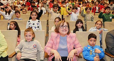 İkinci çocuk tiyatroları şenliğine katılan Şahin, yoğun ilgiyle karşılandı