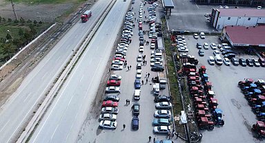 İkinci el oto pazarındaki araçlara bakan çok, alan yok