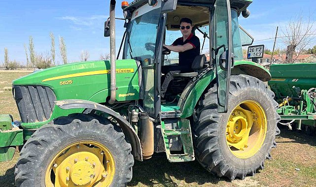 İl Müdürü Gümüş, traktörle gübreleme yaptı