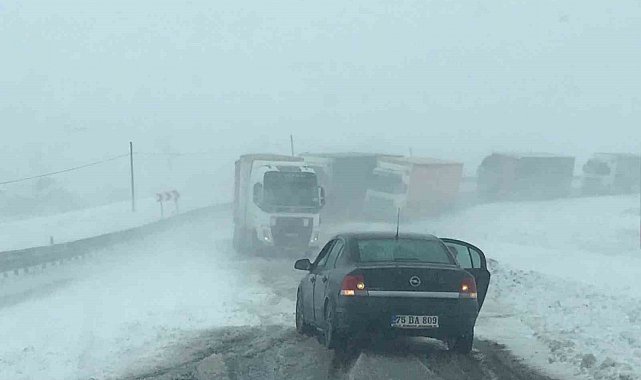Ilgar Dağı'nda tipide onlarca tır mahsur kaldı