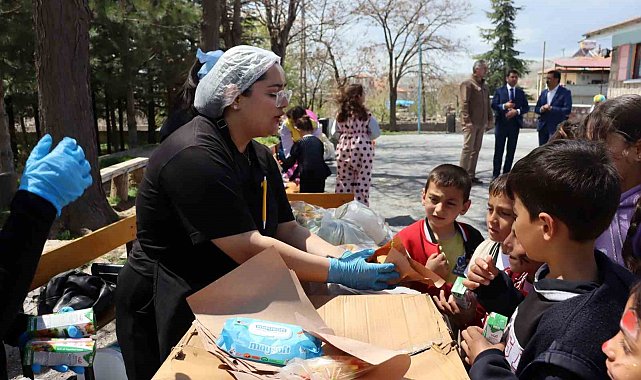 İlk hamburgerlerini liseli ablalarının ellerinden yediler