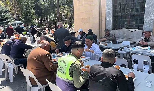 İmaret Camii'nde yüzlerce yıllık yemek dağıtım geleneği yaşatılıyor