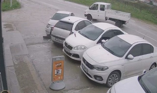 İnegöl'de kontrolden çıkan otomobil park halindeki araçlara çarptı: 5 yaralı