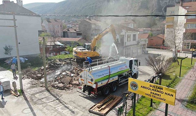 İnönü'de tehlike binaların yıkımı devam ediyor