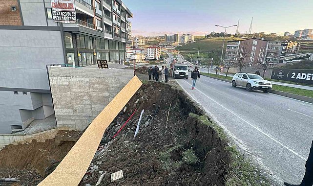 İnşaat çalışması sırasında toprak kaydı, yol trafiğe kapatıldı
