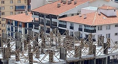 İnşaatta asansör boşluğuna düşen işçi ağır yaralandı