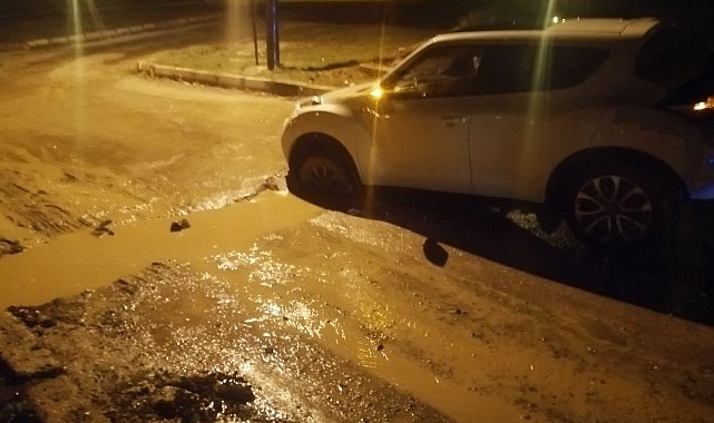 İnşaatta kazı çalışmasında oluşan çukura 2 otomobil düştü, 2 çocuk yaralandı