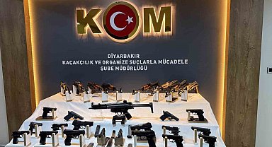 Irak'tan Diyarbakır'a gelen aracın gizli bölmelerinde 27 adet silah ele geçirildi: 3 tutuklama