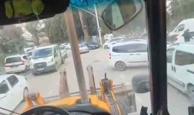 İş makinesi ile tehlikeli yolculuk kamerada