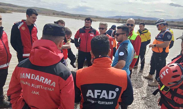 İş makinesini temizlerken nehre düşmüş