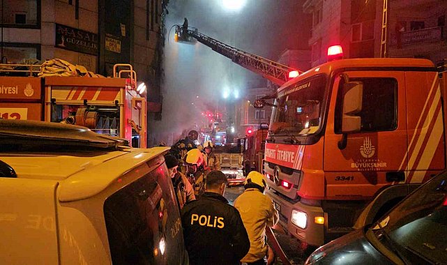 İş merkezinde başlayan yangın, yanındaki binalara ve araçlara sıçradı